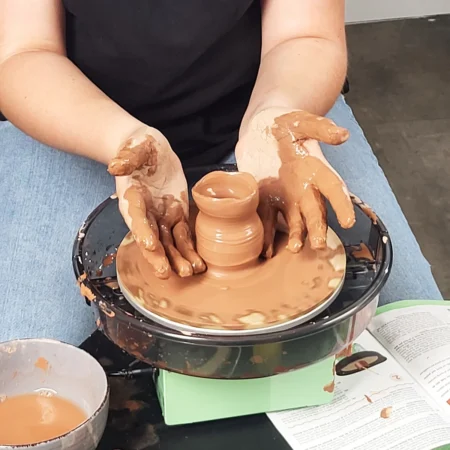 BUKI Pottery Studio dete koristi grncarski tocak