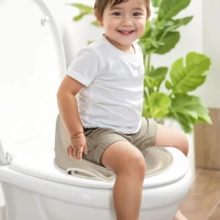 Dete sedi na Dolu adapteru za WC šolju 071880